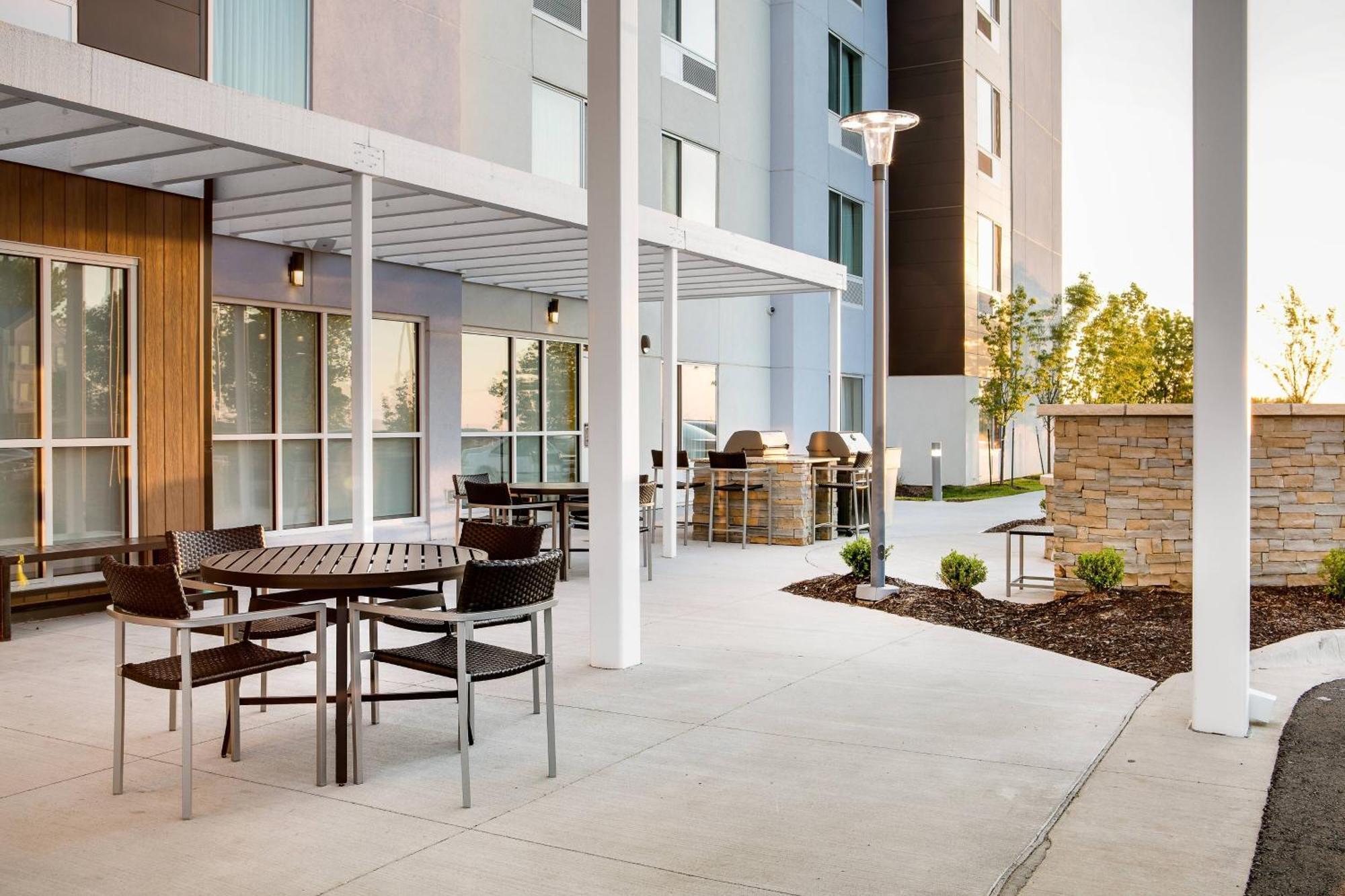 Towneplace Suites By Marriott Kansas City Airport Экстерьер фото